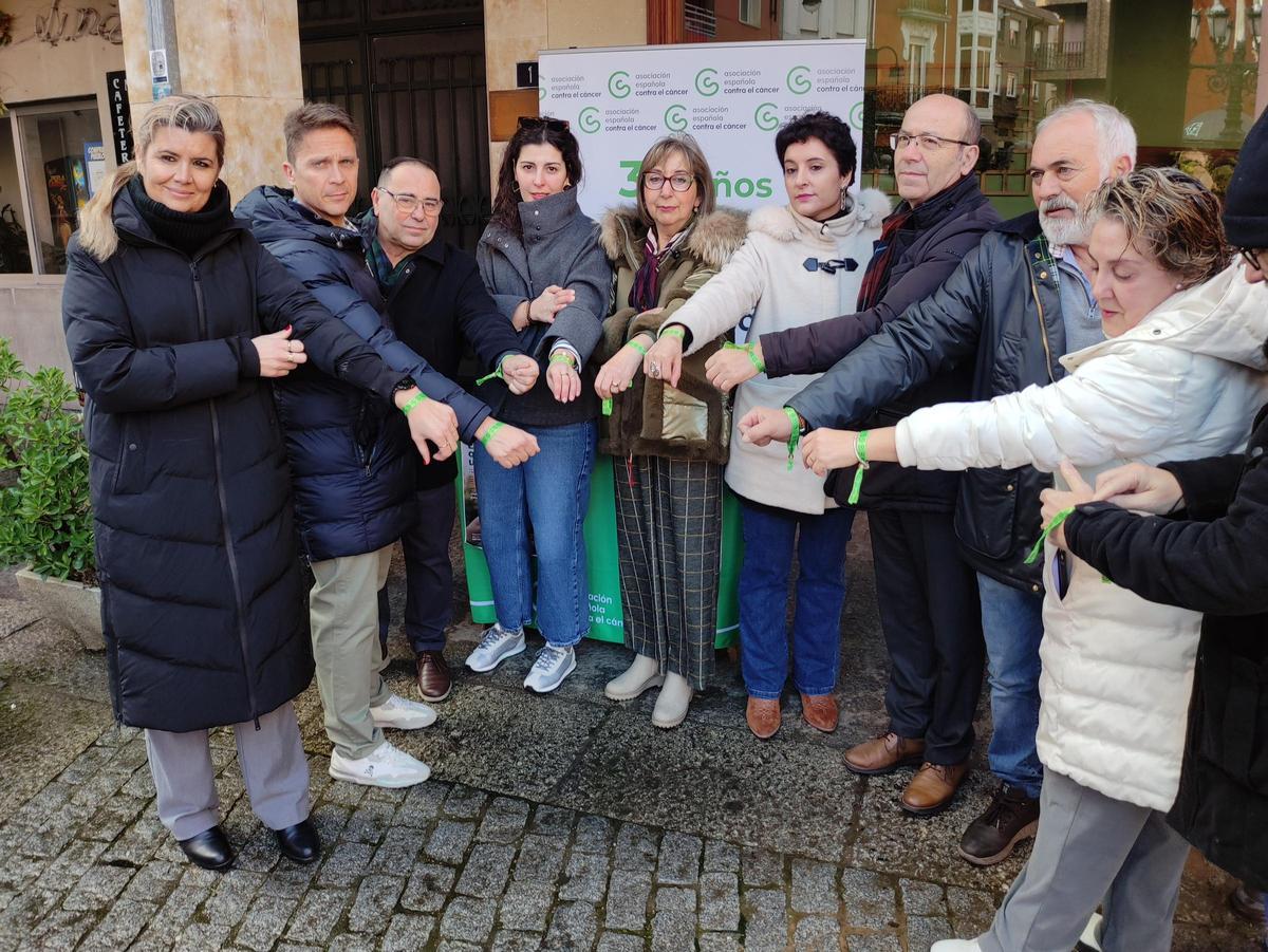 Integrantes de la corporación municipal y representantes de la AECC en Benavente.