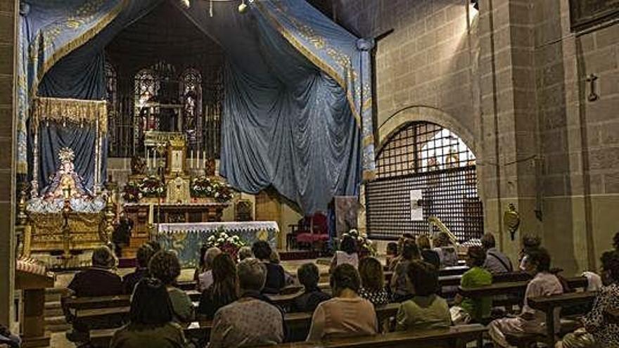 Decenas de fieles viven el inicio del novenario en el convento