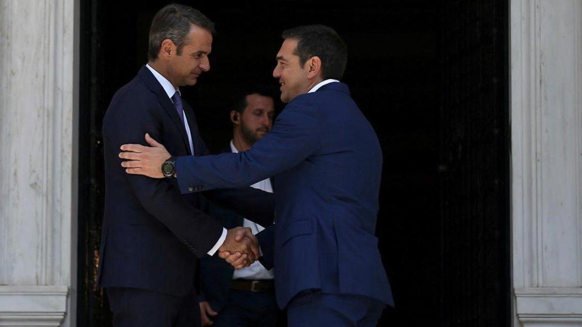 Saludo entre Kryriakos Mitsotakis y Alexis Tsipras.