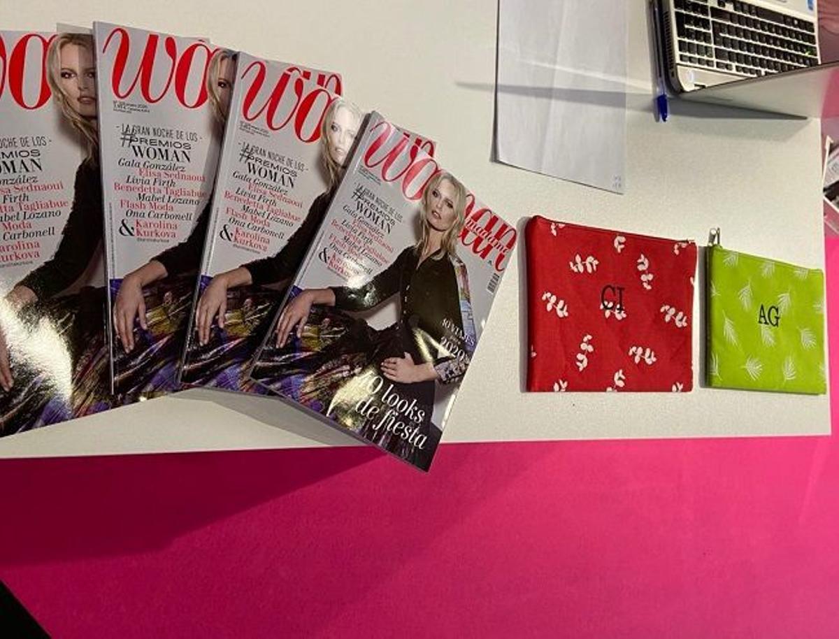 Revistas y neceseres en el stand de Woman durante la Mercedes-Benz Fashion Week Madrid