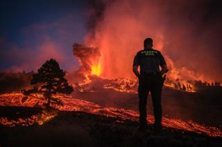 Erupción en La Palma: una madrugada de azoteas y mantas