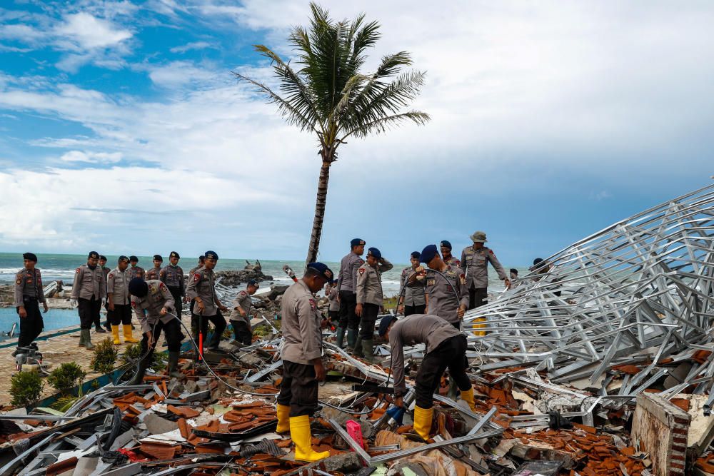 Tsunami amb desenes de víctimes a Indonèsia