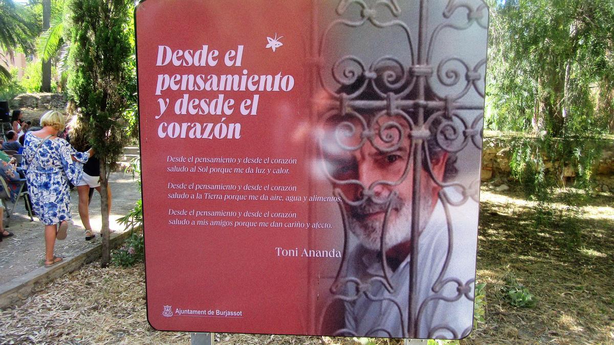 Panell dedicat al poeta a l&#039;entrada de la Devesa del Castell.