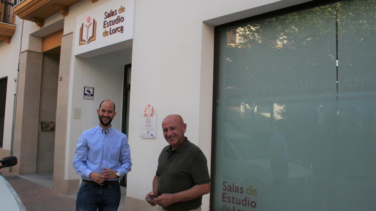 El edil de Juventud, José Ángel Ponce, y el portavoz de Izquierda Unida-Verdes, Pedro Sosa, en la Sala de Estudio de la Plaza del Ibreño, en el casco antiguo de la Ciudad, este jueves.