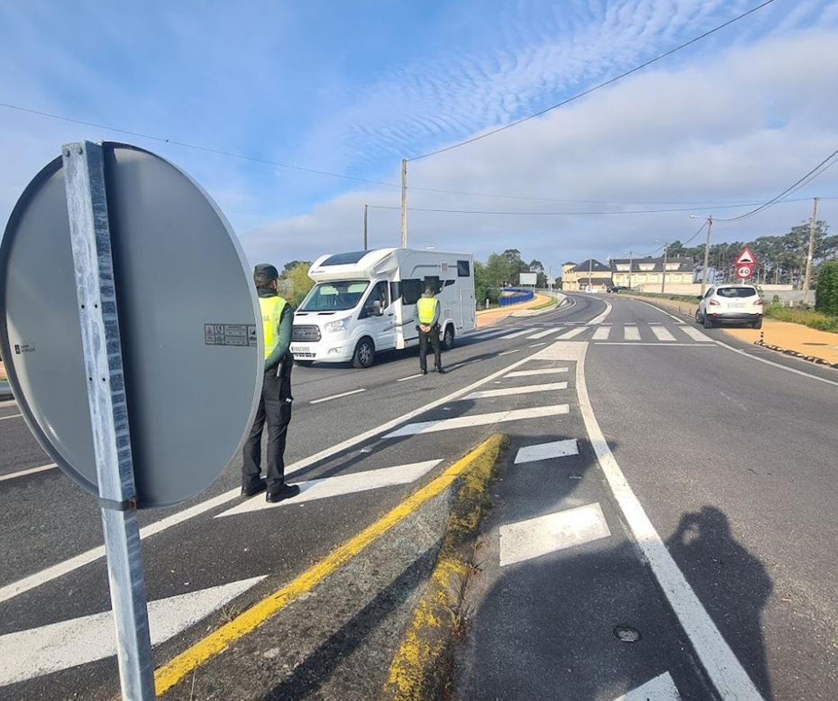Una autocaravana circulando por A Illa de Arousa.