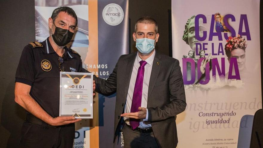 El inspector de la Policía Local Ricardo García con el premio obtenido.