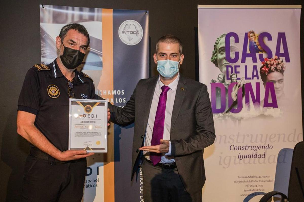 El inspector de la Policía Local Ricardo García con el premio obtenido.