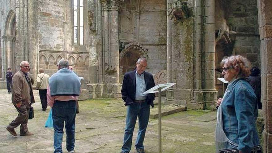 Los visitantes se interesan por monumentos como las Ruinas de Santo Domingo.  // Gustavo Santos