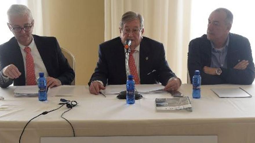 Pascual Broch (derecha) en una asamblea de los regantes en el centre de congressos de El Molí.