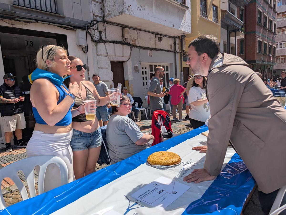 Deva y Noemí Martínez con Barbón.