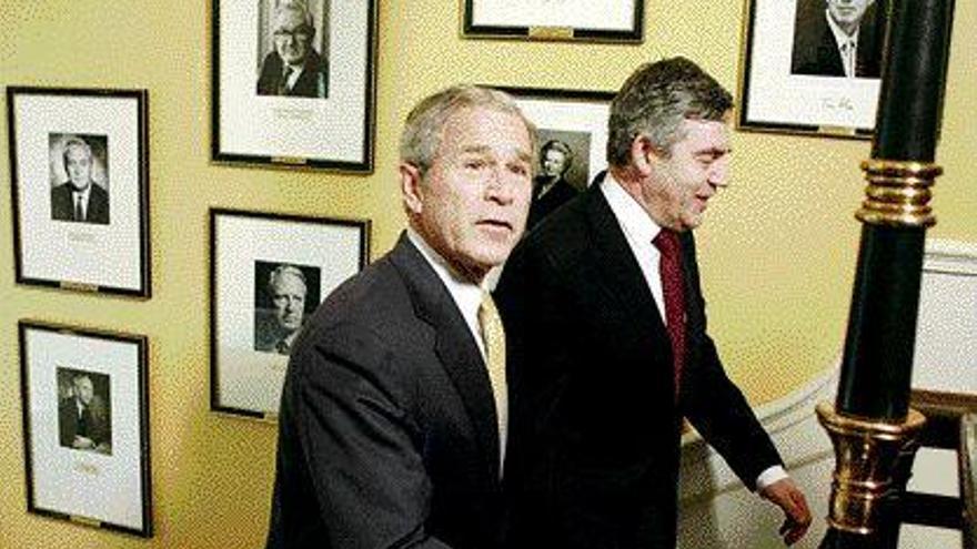 George W. Bush y Gordon Brown, en el número 10 de Downing Street. / Pablo Martínez monsivais/ap