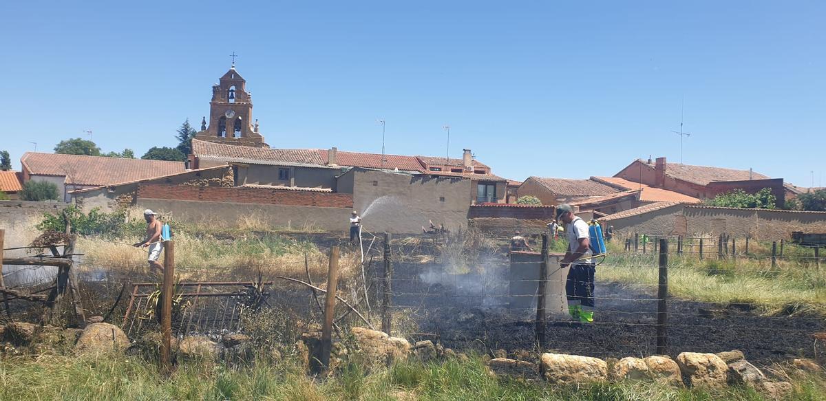 Vecinos durante el incendio en Venialbo