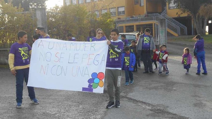 El colegio público de Granda se manifiesta contra el maltrato