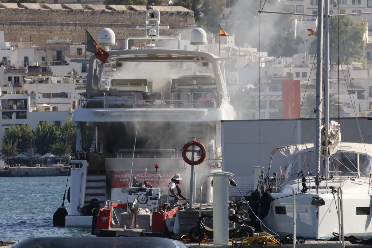 Incendio de un yate en Ibiza