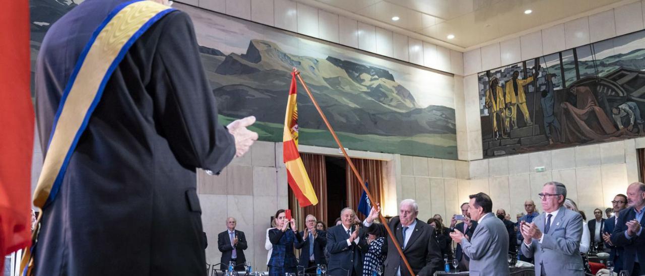 A la izquierda, los asistentes al congreso de rotarios; en el centro, José Agustín Cuervas-Mons entregando la bandera de Asturias en la inauguración al macero Fritz Kirpal, y a la derecha, el instructor distrital, José Fernández, dando la bienvenida a los asistentes. | Valentina Ciuca