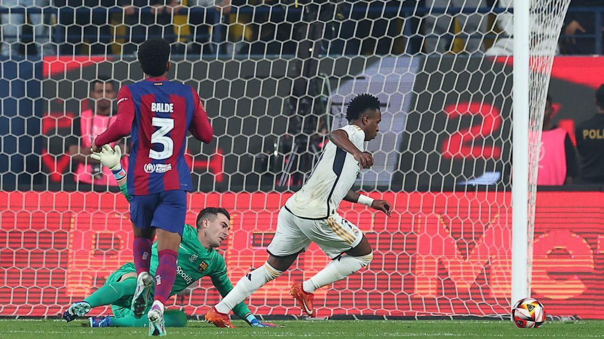 Vinicius se dispone a marcar el primer gol de la final de la Supercopa