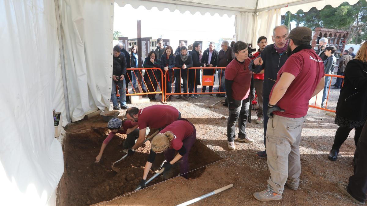 Inicio de las exhumaciones en el cementerio civil de Castelló en el año 2018.