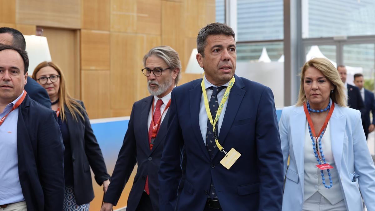 Así ha sido el fugaz paso de Carlos Mazón en el congreso del PP europeo en València