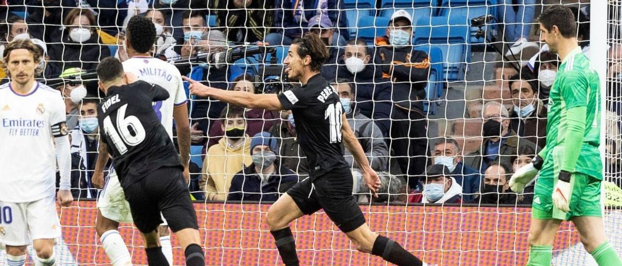 Pere Milla celebra el gol que marcó en el Bernabéu. Tras él, con el 16, el centrocampista Fidel. | EFE/RODRIGO JIMÉNEZ