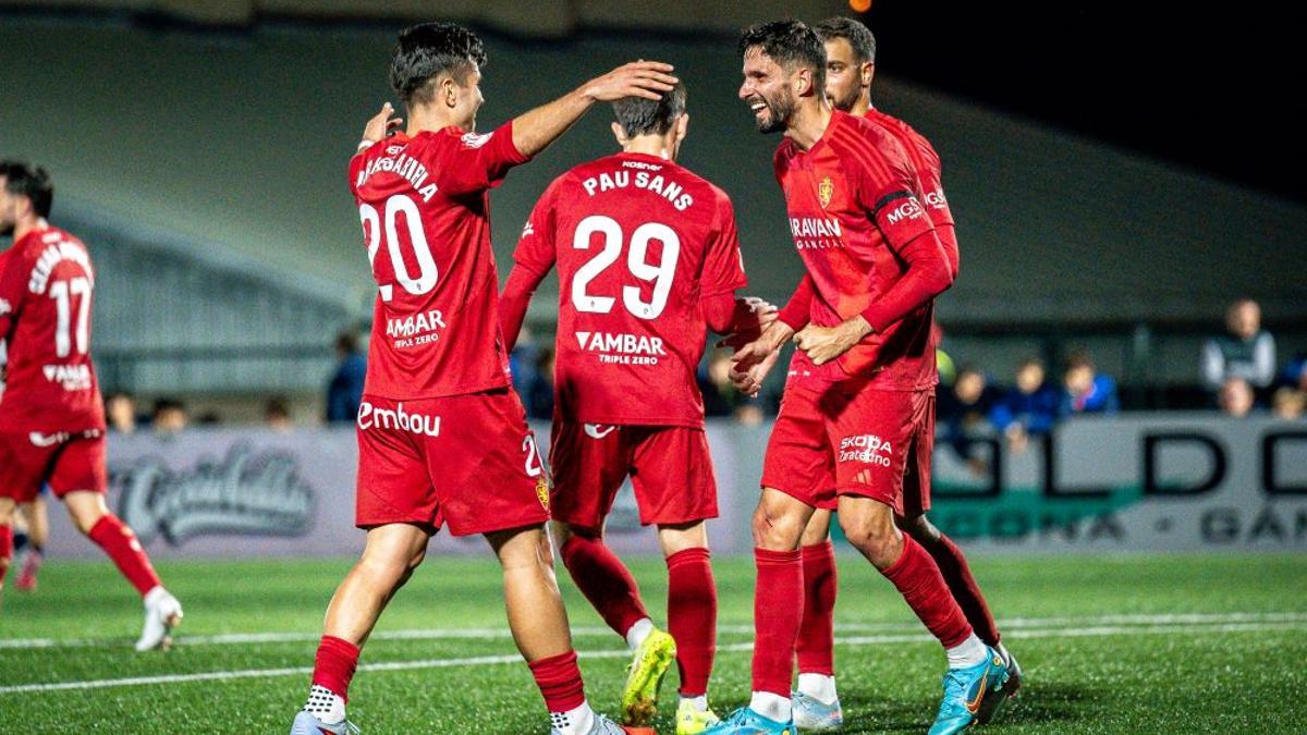 Kodro y Aguirregabiria, autor y asistente del tercer gol, se felicitan tras la jugada.