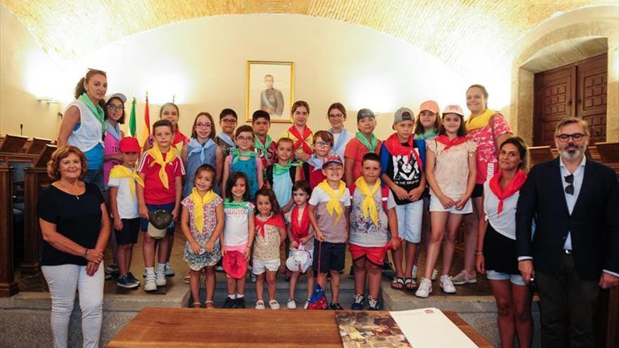 jóvenes visitan el ayuntamiento