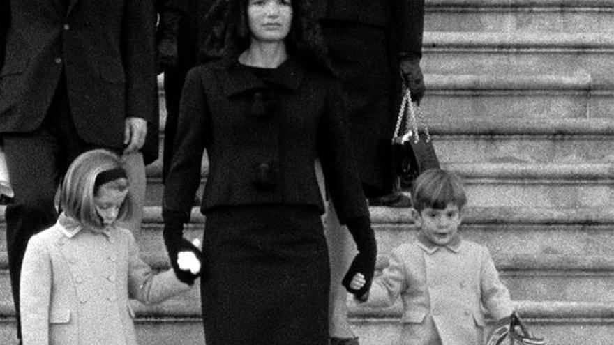 Jacqueline Kennedy, acompañada de sus dos hijos.