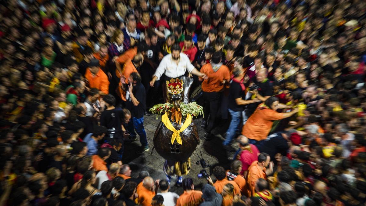 L'Àliga, en un salt de la Patum Completa de diumenge de 2025