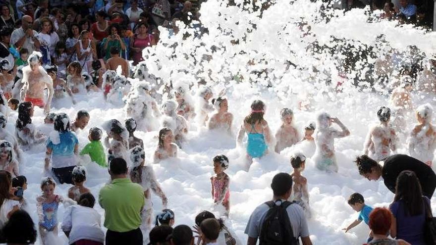 Una anterior fiesta de la espuma de la &quot;Volta o Cole&quot;. // G. Santos