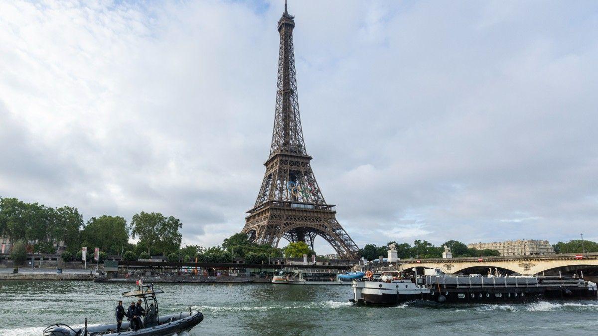 Barcos inspeccionan el estado del Sena antes de la Ceremonia Inaugural.