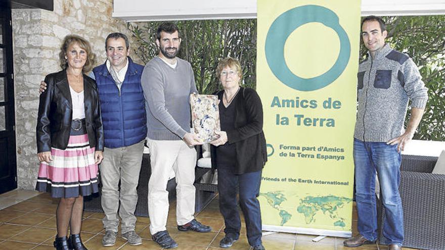 La presidenta de Amics de la Terra en Ibiza, Hazel Morgan, entrega el premio ´Amic´ a los representantes de la Cooperativa Integral d´Ibiza. El galardón es una cerámica abstracta del artista Toniet.