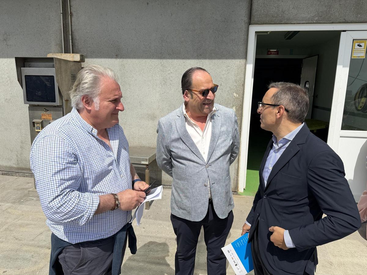 Por la izquierda, José Balmori, Javier Garaña y Fernando Corra, este miércoles, en el puerto de Llanes.