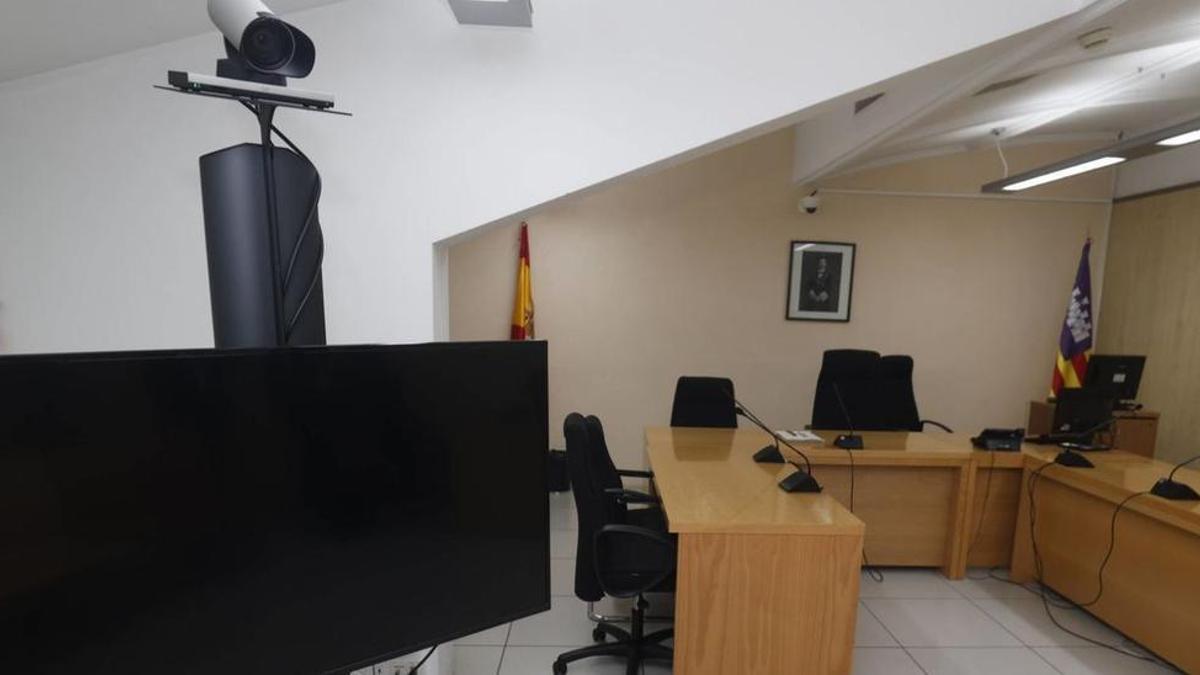 Una sala de vistas en los juzgados de Palma con el equipo informático para realizar videoconferencias.