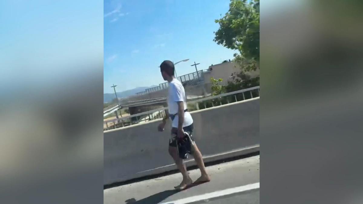 Un hombre descalzo sorprende caminando por la Vía de Cintura de Mallorca