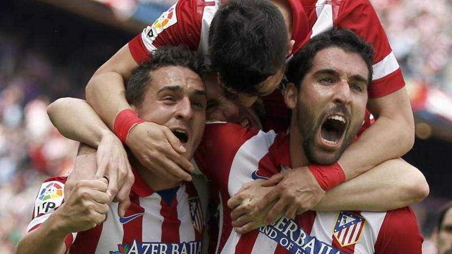 El Atlético sufre pero no suelta el liderato