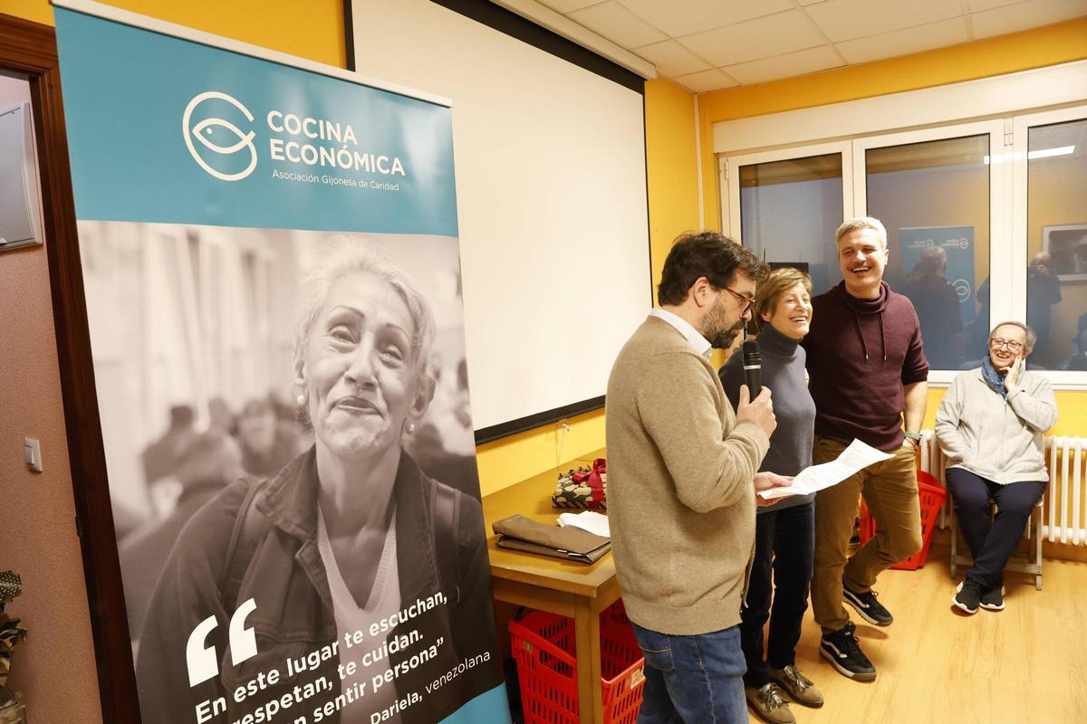 Un ejemplo de "humanidad y entrega": la Cocina Económica de Gijón rinde homenaje a sus voluntarios (en imágenes) Un ejemplo de "humanidad y entrega": la Cocina Económica de Gijón rinde homenaje a sus voluntarios (en imágenes)