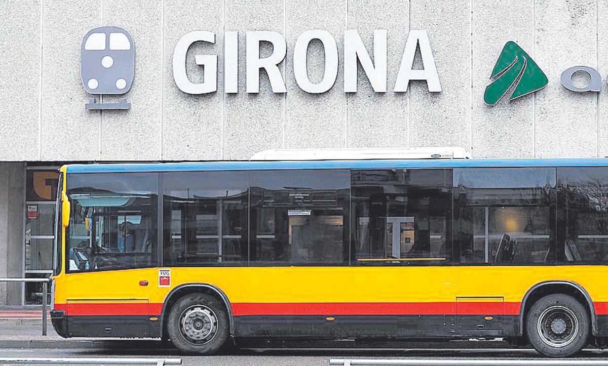 Un autobús aturat davant l’estació de trens de Girona.
