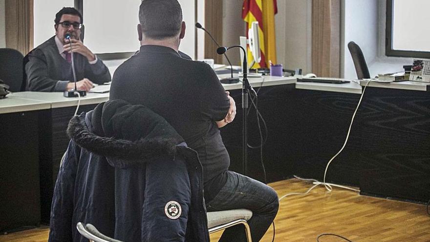 Dos años de cárcel para un fotógrafo aficionado de Alicante por abusar del hijo de un amigo