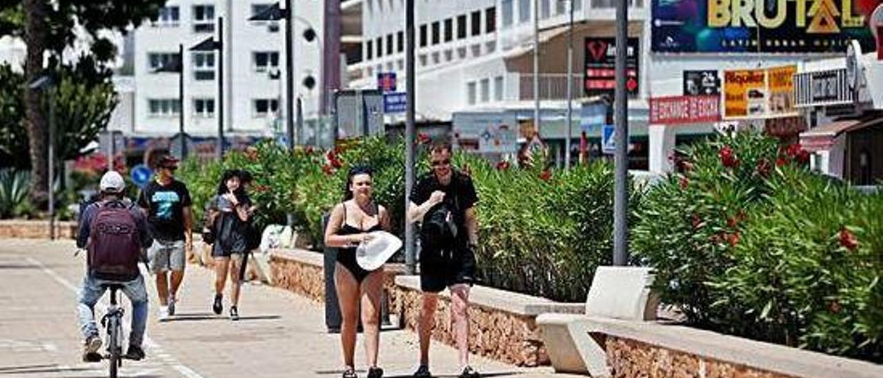 Turistas paseando por s&#039;Arenal de Sant Antoni.