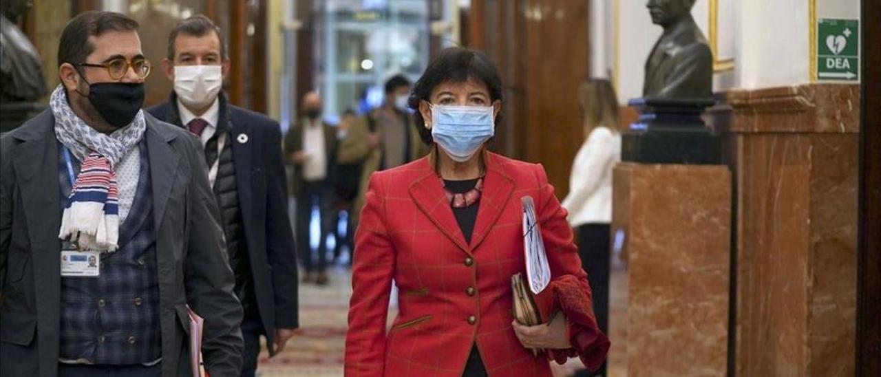 Isabel Celáa en el Congreso.