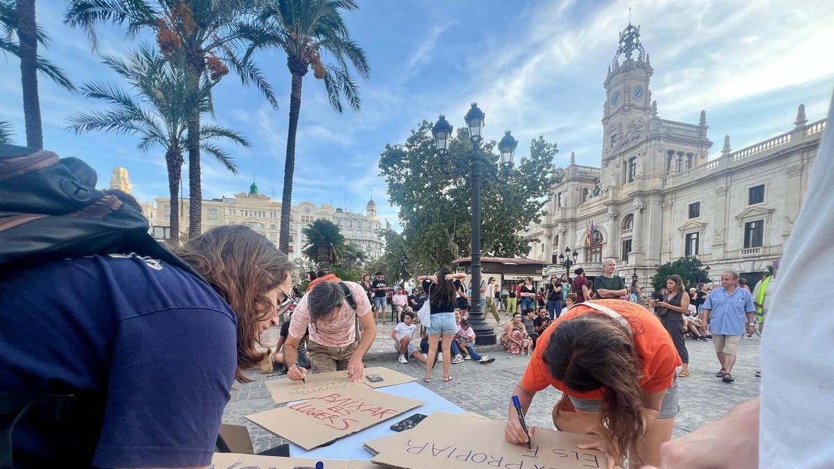 Trescientas personas exigen en València que se apruebe el decreto «Mari Carmen» contra los desahucios y los fondos buitre
