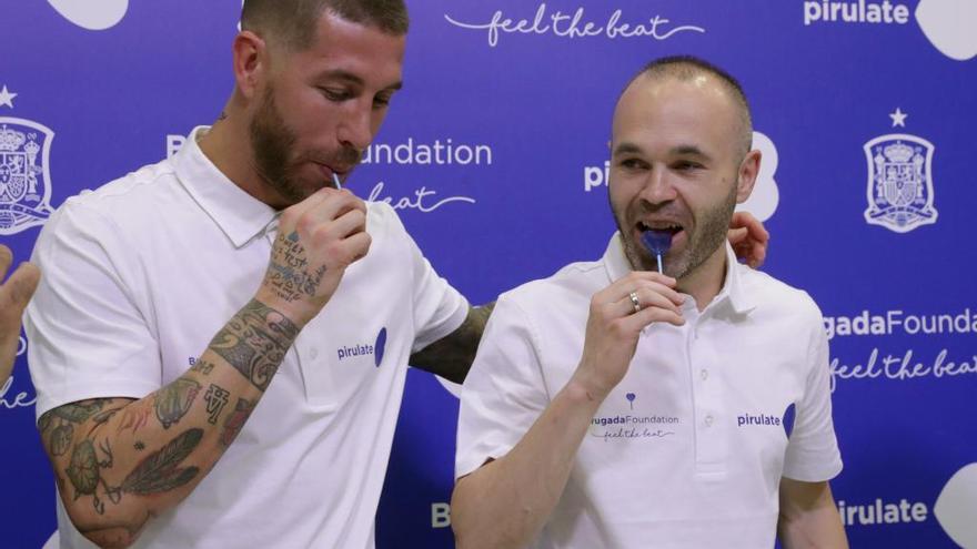 Los futbolistas Andrés Iniesta y Sergio Ramos con la piruleta de Fini Golosinas