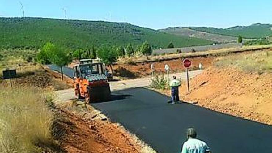 Aspecto de los trabajos de pavimentación en Villaferrueña.