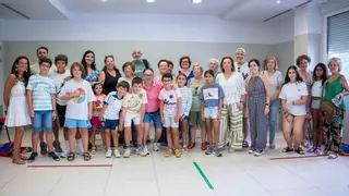 Los mayores de Mérida aprenden a usar el teléfono móvil con los más pequeños