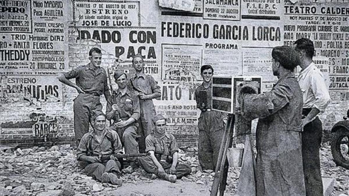 Imagen de un fotógrafo ambulante retratando soldados.