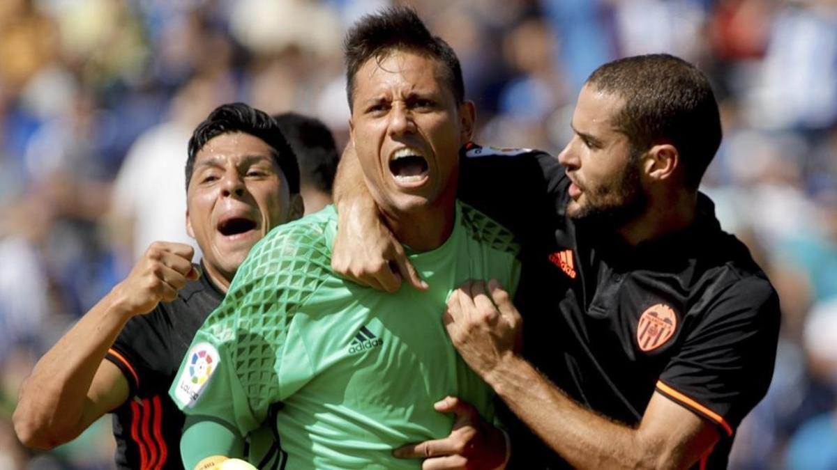 Alves celebra la parada del penalti con sus compañeros