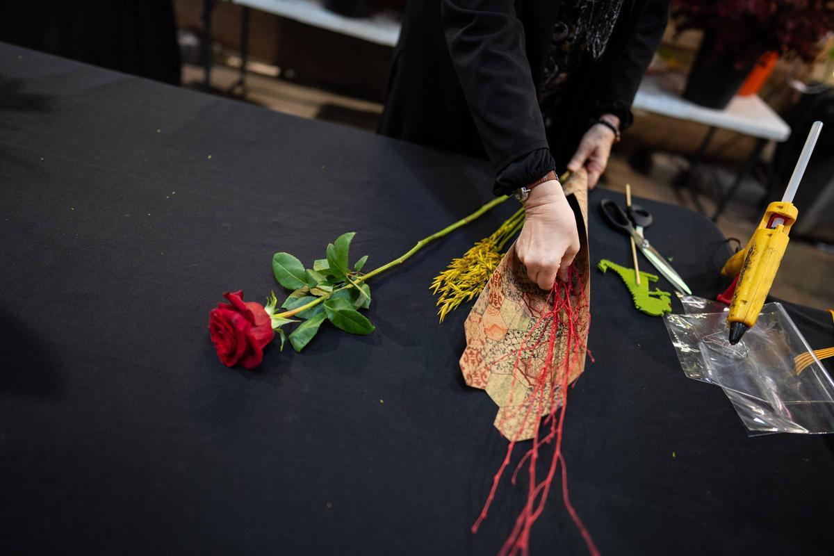 Mercabarna-flor se prepara para un Sant Jordi en el que se venderán 7 millones de rosas