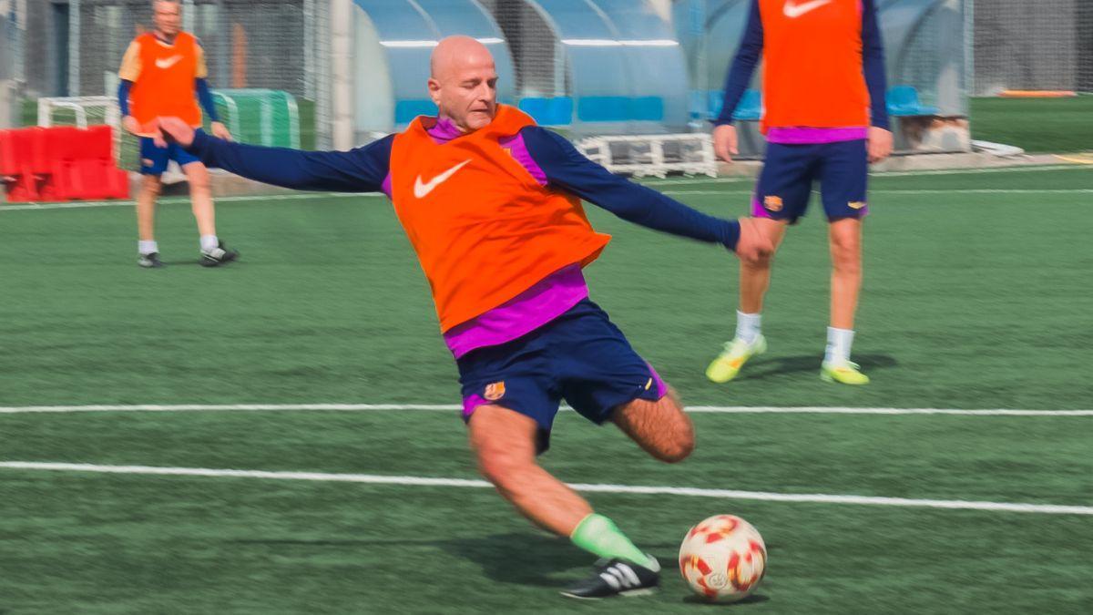 Xavi Vilajoana se entrena con los veteranos del Barça