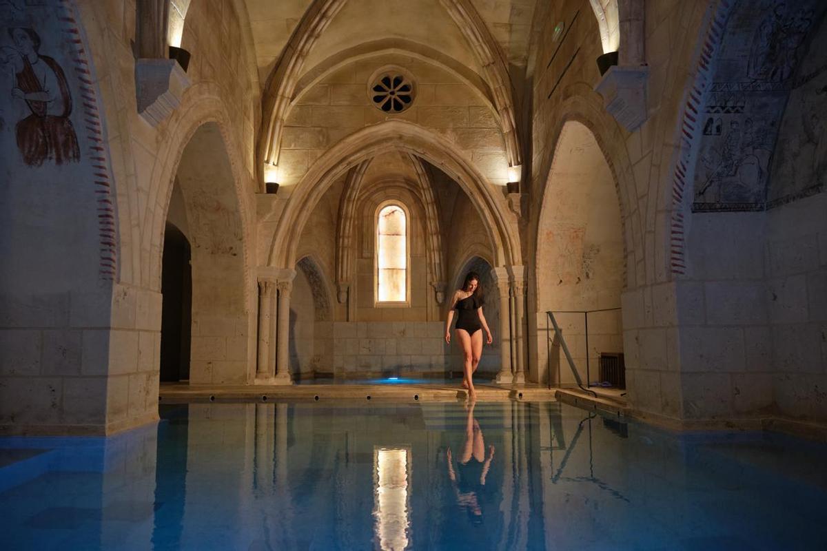 Imatge d’una piscina al Monestir de Valbuena restaurat per l’empresa Castilla Termal