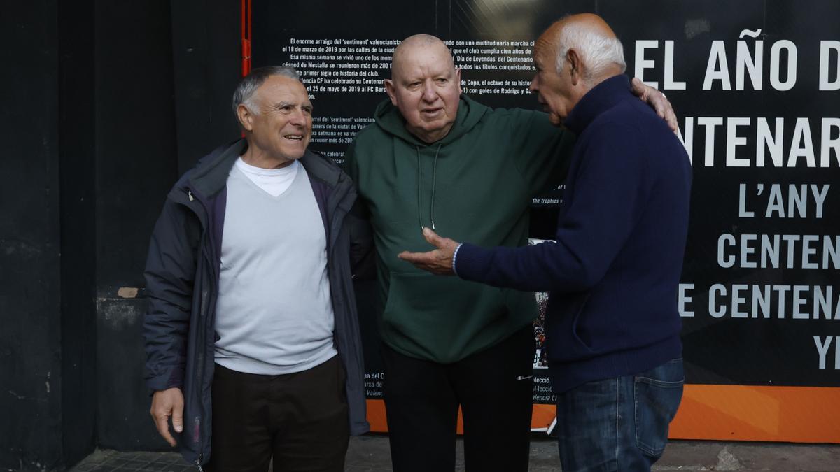 Homenaje al gol de Forment en la puerta de Mestalla