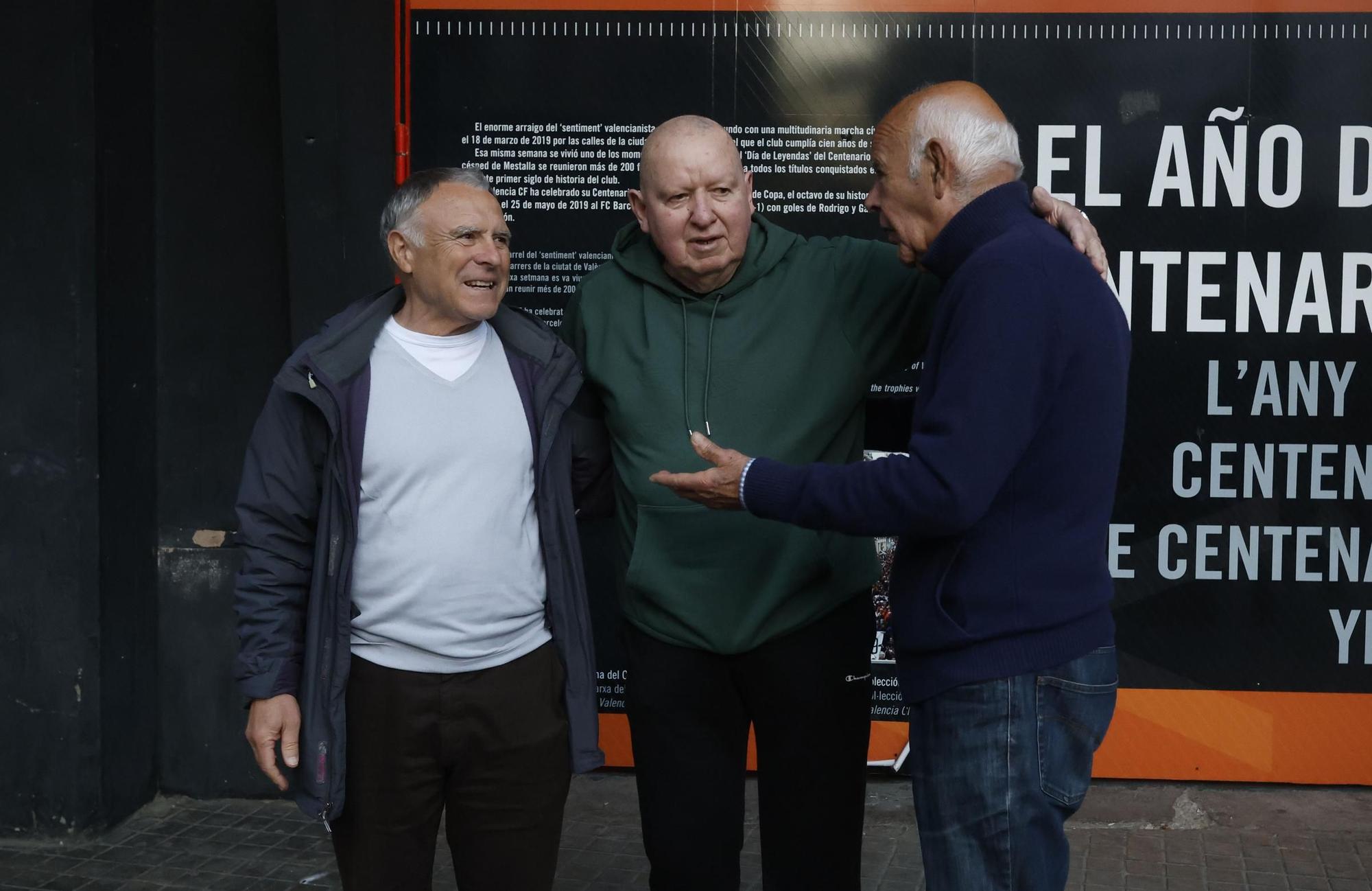 Homenaje al gol de Forment en la puerta de Mestalla